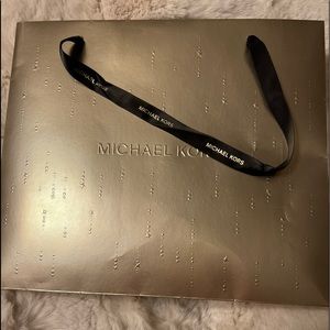 🌺 MICHAEL KORS 🌺
SHOPPING BAG-GOLD